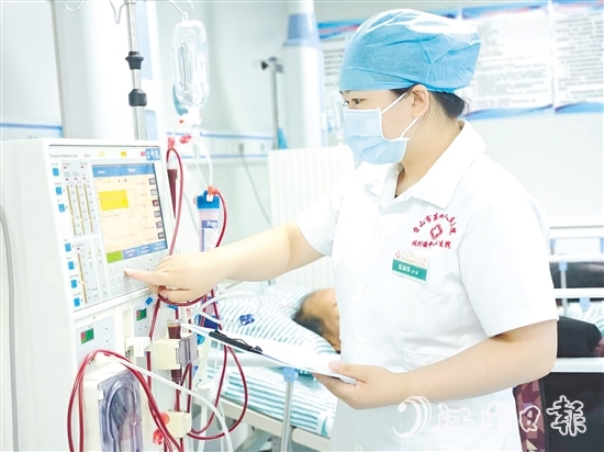 臺山市汶村鎮(zhèn)中心衛(wèi)生院血液透析中心護士伍淑萍十二年如一日堅守基層崗位。