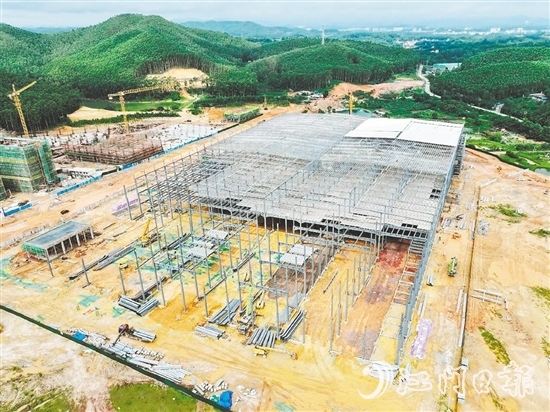 鶴山各大工業(yè)園區(qū)重點項目建設(shè)現(xiàn)場一片火熱。圖為志格（鶴山）智能家電產(chǎn)業(yè)園項目。