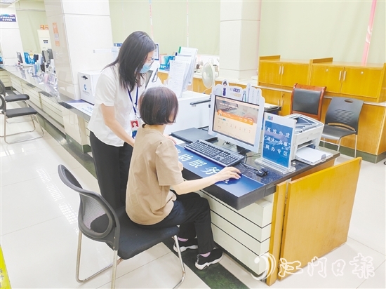 工作人員指導群眾在“一件事”網(wǎng)辦專區(qū)辦理業(yè)務。