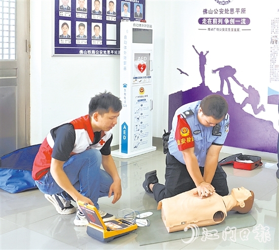 培訓師講解自動體外除顫儀（AED）使用方法時，參訓人員利用人體模型和訓練機反復練習。