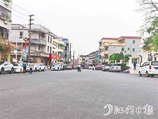 迎龍東路的改造極大地改善了當?shù)厝罕姷某鲂袟l件。