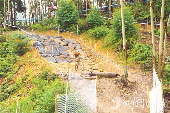 選手在山林間高速騎行，展現(xiàn)高超技術(shù)。