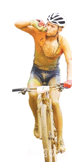 測試賽中，高難度賽道讓選手成了“小泥人”。