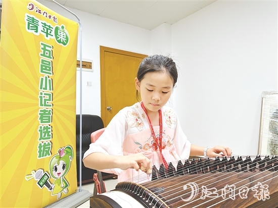 學(xué)生自信地展現(xiàn)才藝。