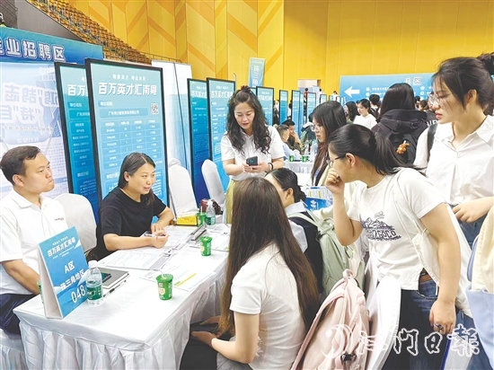 恩平市人社局組織企業(yè)進(jìn)高校招聘人才。