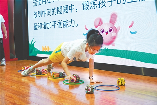 學(xué)生在體驗趣味體態(tài)訓(xùn)練。