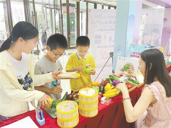 孩子們?cè)谌の痘?dòng)中學(xué)習(xí)營(yíng)養(yǎng)知識(shí)。