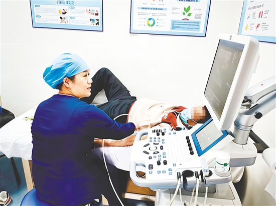 護士為患者進行血管通路功能評估。