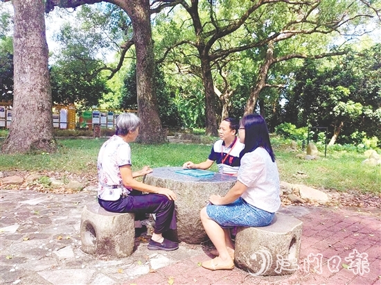 人大代表認(rèn)真聽取群眾建議。