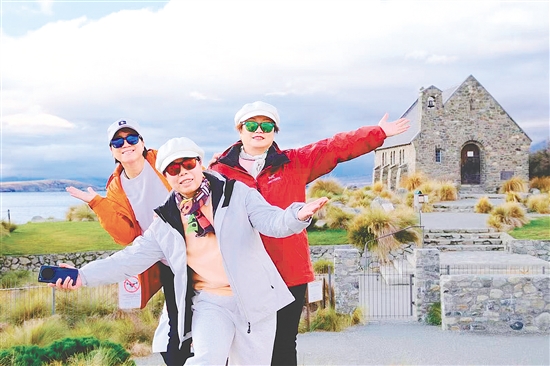 圖為江門市民在新西蘭旅游時(shí)的照片。旅行社供圖