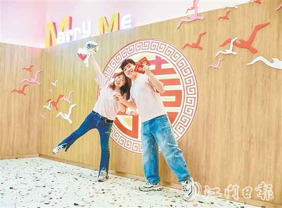 江海區(qū)婚姻登記處布置了溫馨浪漫的氛圍，吸引新人打卡留念。劉瓊