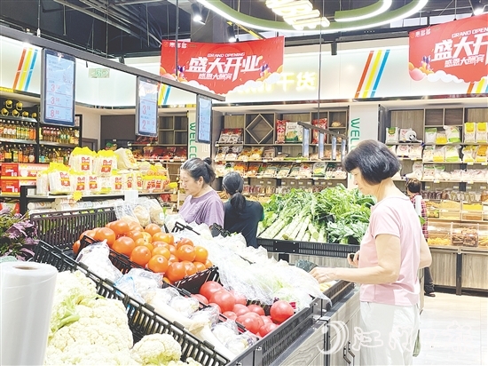 菜市場變身生鮮超市，吸引周邊居民前來選購。