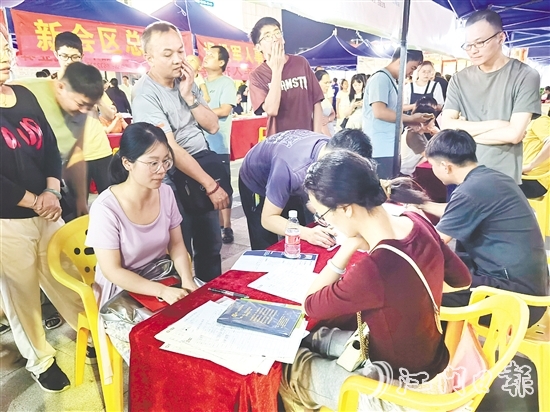 招聘會現(xiàn)場，求職者與企業(yè)精準對接。