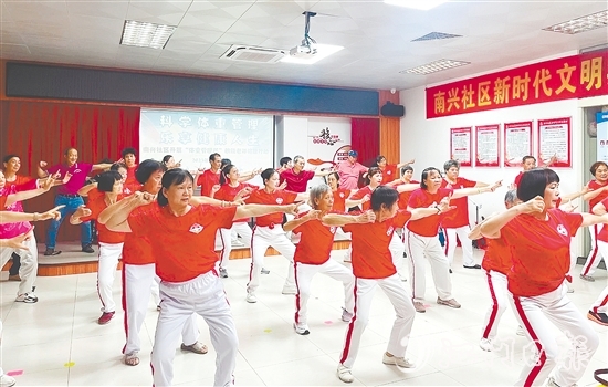 南興社區(qū)新時代文明實踐站將傳統(tǒng)中醫(yī)養(yǎng)生功法八段錦與體重管理目標相結(jié)合，推出特色八段錦課程，廣受居民歡迎。