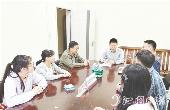 吳文彪（中）整合各方力量資源，努力化解矛盾糾紛。