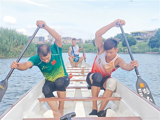 鶴山“水牛仔”馮偉浚在升平河訓(xùn)練。