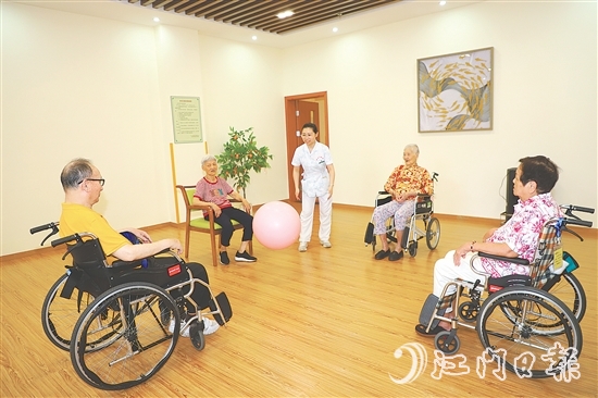 新會區(qū)養(yǎng)老中心定期安排活動，讓入住長者的晚年生活過得充實而有趣。