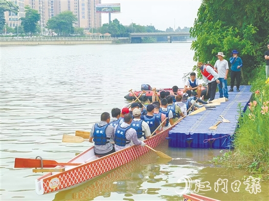 從本周開始，參賽隊伍在錦江河開展訓練。
