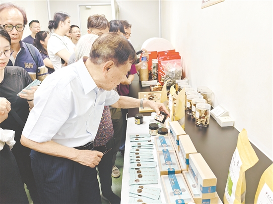 香港客人參觀江門市新會(huì)陳皮研究院。