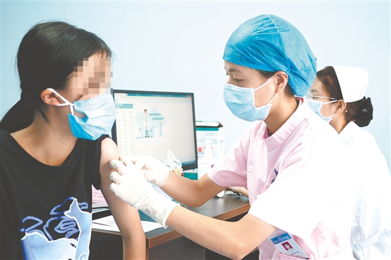 醫(yī)護(hù)人員為適齡女生接種HPV疫苗。
