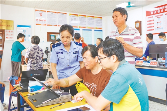 活動(dòng)為群眾提供“現(xiàn)場(chǎng)拍照+當(dāng)場(chǎng)辦證”“一站式”辦理便民服務(wù)。