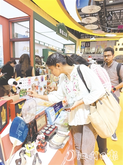 富有僑鄉(xiāng)特色的開平文創(chuàng)產(chǎn)品吸引外籍客商關(guān)注。