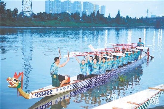 開(kāi)平河道上吶喊聲此起彼伏，各村龍舟隊(duì)正緊鑼密鼓備戰(zhàn)訓(xùn)練。