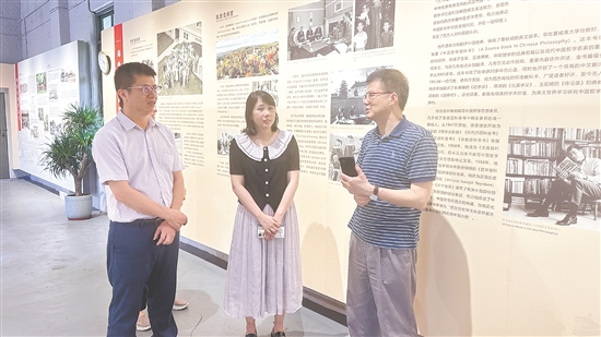 王海龍（右）探訪陳榮捷故里，深入了解陳榮捷的生平細(xì)節(jié)。