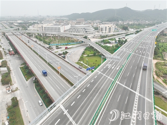 三江鎮(zhèn)交通網(wǎng)絡(luò)四通八達(dá)，物流暢通，有力支撐經(jīng)濟(jì)社會高質(zhì)量發(fā)展。