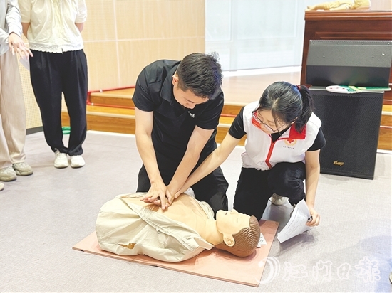 學(xué)員在講師的悉心指導(dǎo)下分組進(jìn)行模擬操作，體驗(yàn)急救過程，提升應(yīng)急處置能力。