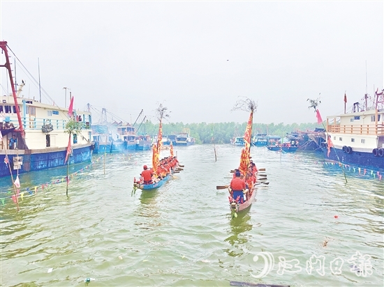 5月28日，汶村鎮(zhèn)漁業(yè)村村民在橫山漁港舉行龍舟巡游活動。