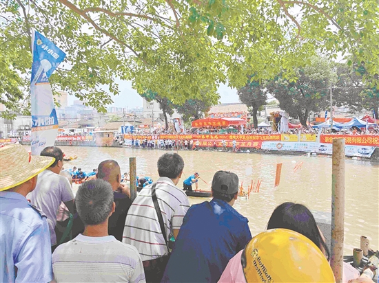 龍舟競渡熱鬧上演，大量市民游客現(xiàn)場觀看。