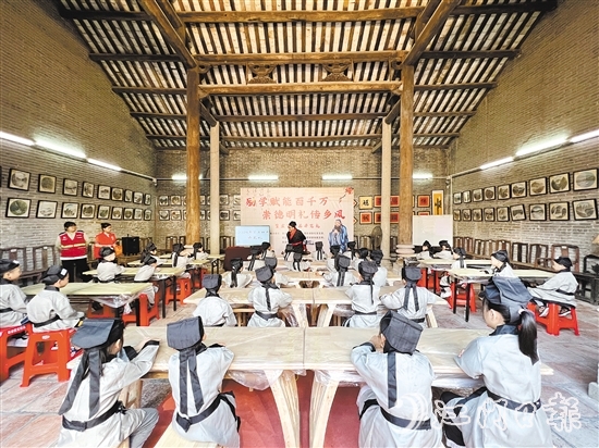 篁莊社區(qū)培育多個(gè)品牌活動(dòng)，讓文化“可閱讀、可體驗(yàn)、可感知”。圖為社區(qū)開(kāi)筆禮現(xiàn)場(chǎng)。