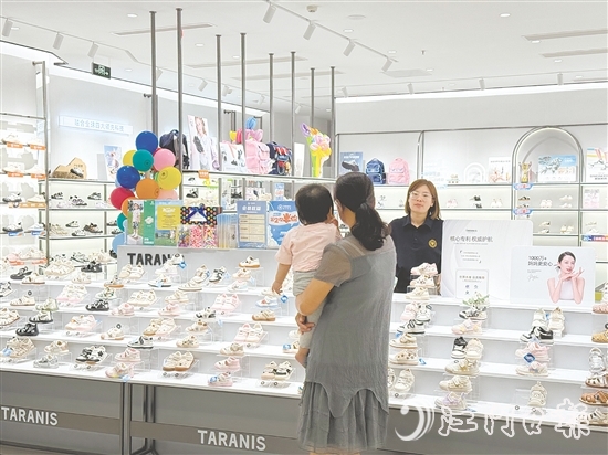 商家推出兒童節(jié)優(yōu)惠活動(dòng)，吸引消費(fèi)者駐足選購。