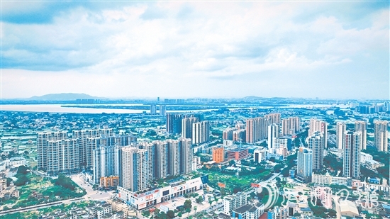 鶴山市將全國文明城市創(chuàng)建與省“百千萬工程”典型縣建設緊密結合、協(xié)同推進，著力推進城鄉(xiāng)區(qū)域協(xié)調發(fā)展。圖為鶴山城區(qū)新貌。