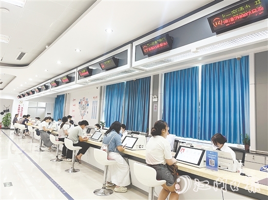 鶴山市行政服務中心以文明城市創(chuàng)建工作為抓手，推出一系列便民舉措，助力打造優(yōu)質營造環(huán)境。