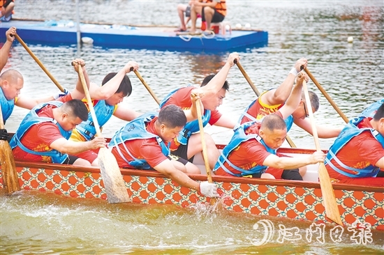 恩平市橫陂鎮(zhèn)藍(lán)田水閘河道上演龍舟精彩對(duì)決。周曉營(yíng)攝