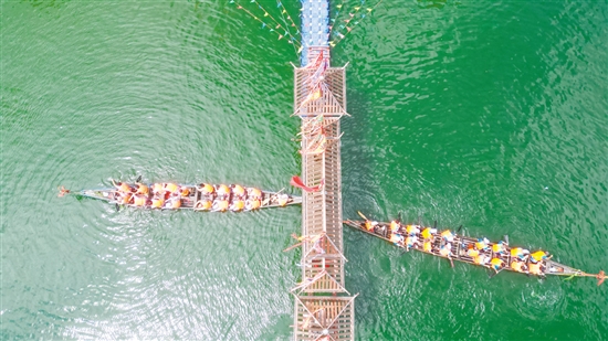 臺(tái)山市海宴鎮(zhèn)侖定村村民在端午節(jié)共赴“龍舟之約”。梁苑青