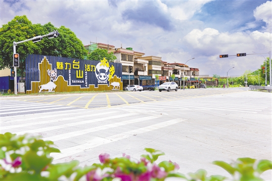 和安里出入口實(shí)現(xiàn)全面升級(jí)。水步“牛寶”卡通形象助力宣傳“水步山口圩牛肉節(jié)”這一臺(tái)山市級(jí)非遺項(xiàng)目。