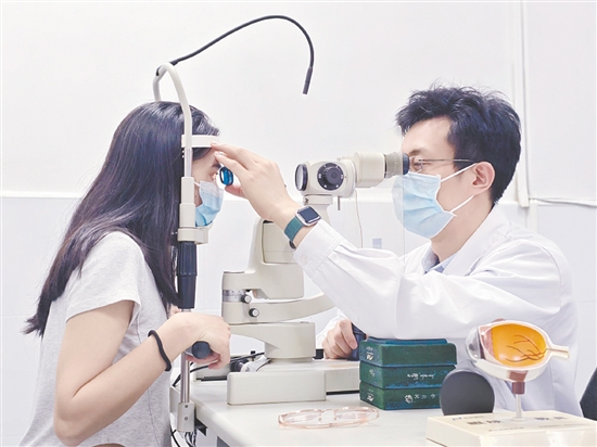 醫(yī)生對(duì)患者進(jìn)行檢查。