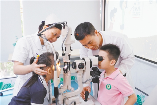 小朋友體驗檢查設(shè)備。