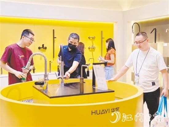 此次上海廚衛(wèi)展現(xiàn)場(chǎng)，開平衛(wèi)浴企業(yè)帶來多款引發(fā)業(yè)界關(guān)注的代表性新品。