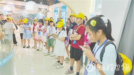 觀察團成員寫下自己的建議，為城市發(fā)展建言獻策。