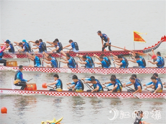 5月31日上午，2025年開(kāi)平市國(guó)際龍舟邀請(qǐng)賽成功舉行，36支國(guó)內(nèi)外龍舟隊(duì)亮相潭江，飛馳競(jìng)渡。