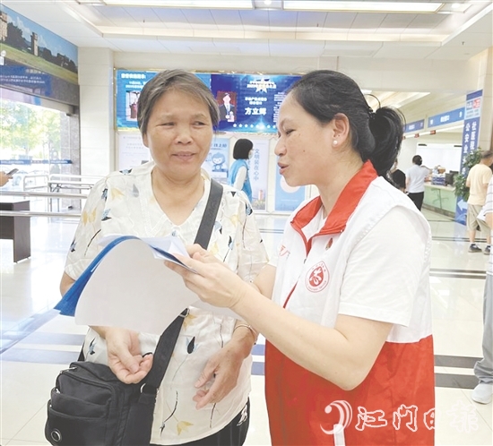 黨員志愿者為老年人提供全流程“暖心陪伴”服務(wù)。