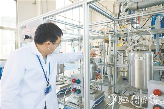 胡楊對生產(chǎn)步驟進(jìn)行檢查。