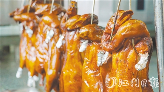 新鮮出爐的燒鵝表皮鮮紅油潤，讓人食指大動(dòng)。