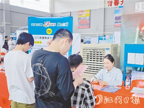 招聘會(huì)現(xiàn)場(chǎng)，企業(yè)與求職者充分溝通。