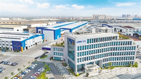 大鰲鎮(zhèn)是廣東省集裝箱制造專業(yè)鎮(zhèn)，已形成以新會中集集裝箱有限公司為龍頭的產(chǎn)業(yè)集群。