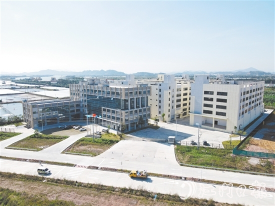 大鰲鎮(zhèn)培育招引了新會中集、麗宮國際等一批競爭力強(qiáng)、示范性好的優(yōu)質(zhì)龍頭企業(yè)。圖為麗宮預(yù)制菜產(chǎn)業(yè)園。